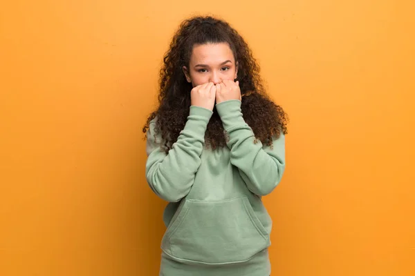 Adolescente Menina Sobre Ocher Parede Nervoso Assustado Colocando Mãos Boca — Fotografia de Stock