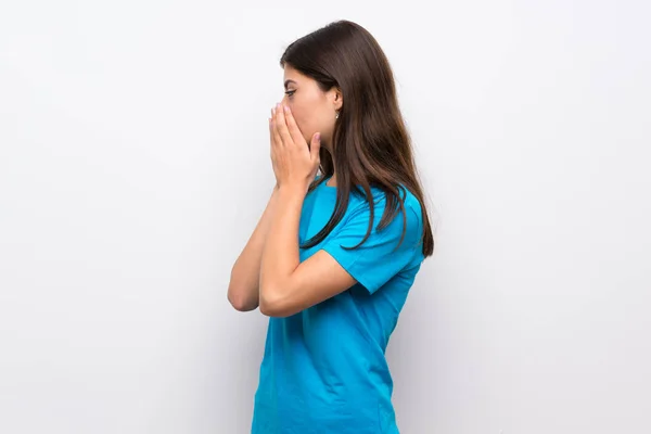 Adolescente Chica Con Camisa Azul Que Cubre Boca Mirando Lado — Foto de Stock