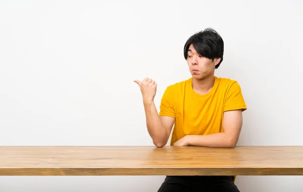 Asijský Muž Žlutým Tričkem Nešťastným Ukazoval Stranu — Stock fotografie