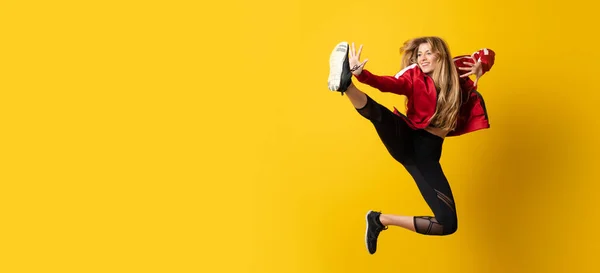 Městská Ballerina Tancuje Přes Izolované Žluté Pozadí Skáče — Stock fotografie