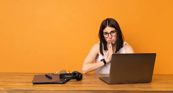 Zakenvrouw Een Kantoor Houdt Palm Samen Persoon Vraagt Iets — Stockfoto