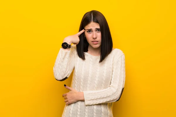 Jonge Vrouw Geïsoleerde Gele Muur Maakt Het Gebaar Van Waanzin — Stockfoto