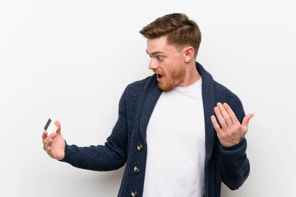 Ruiva homem segurando um cartão de crédito — Fotografia de Stock