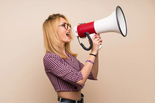 Jonge Blonde Vrouw Met Roze Jas Geïsoleerde Muur Schreeuwen Door — Stockfoto