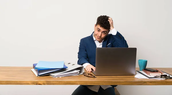 Homem Negócios Escritório Com Uma Expressão Frustração Não Compreensão — Fotografia de Stock