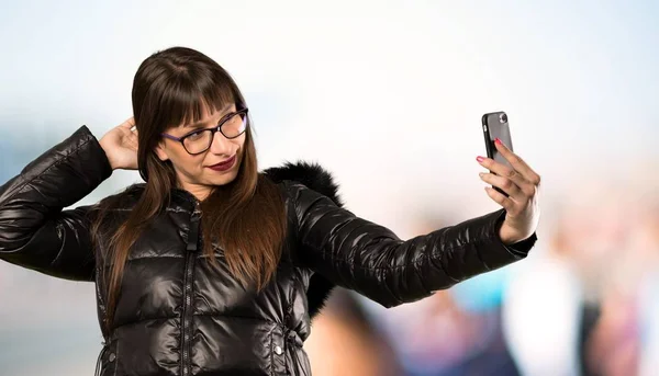 Γυναίκα Γυαλιά Φτιάχνοντας Selfie Εξωτερικούς Χώρους — Φωτογραφία Αρχείου