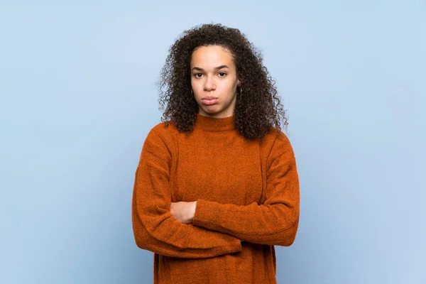 Mujer Dominicana Con Cabello Rizado Con Expresión Triste Deprimida —  Fotos de Stock