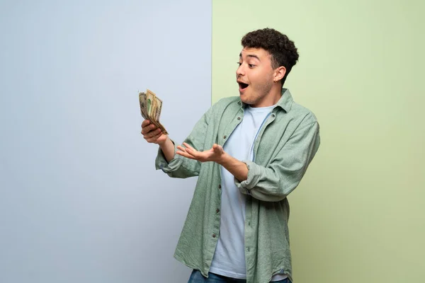 Jonge Man Blauwe Groene Achtergrond Nemen Een Heleboel Geld — Stockfoto