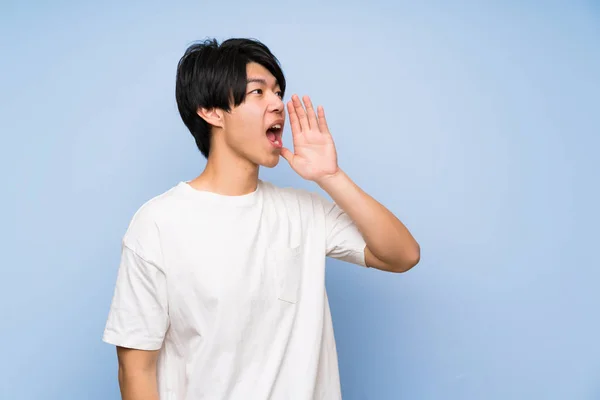 Hombre Asiático Sobre Fondo Azul Aislado Gritando Con Boca Abierta —  Fotos de Stock