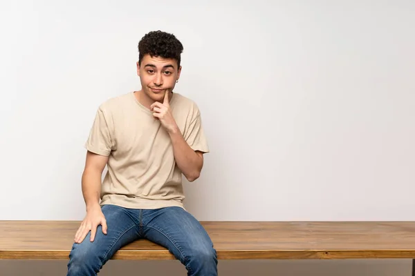 Joven Sentado Mesa Mirando Frente — Foto de Stock