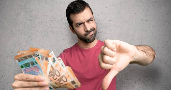Hombre Tomando Montón Dinero Mostrando Pulgar Hacia Abajo Con Ambas — Foto de Stock