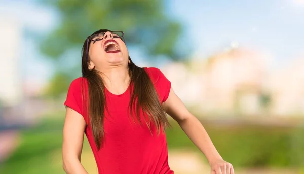 Mujer Con Gafas Frustrada Por Una Mala Situación Aire Libre — Foto de Stock