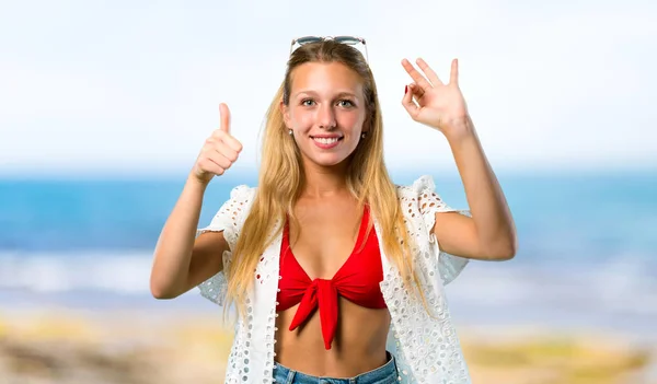 Chica Rubia Vacaciones Verano Mostrando Signo Dando Gesto Pulgar Hacia — Foto de Stock
