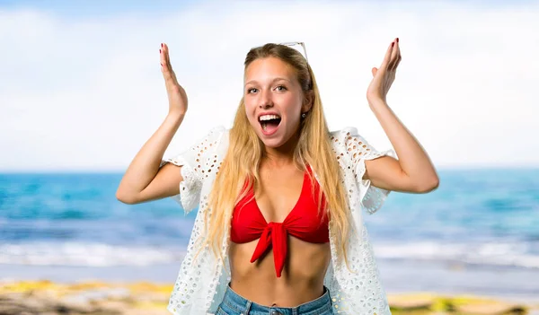 Blond Meisje Zomer Vakantie Met Verrassing Geschokt Gezichtsuitdrukking Het Strand — Stockfoto