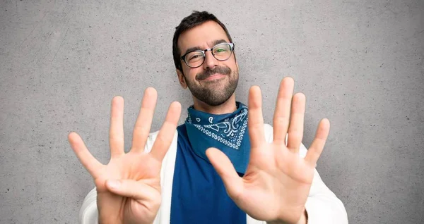 Hombre Guapo Con Gafas Contando Nueve Con Dedos Sobre Pared —  Fotos de Stock