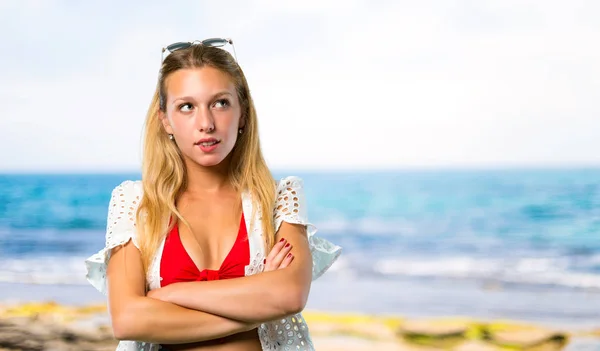 Blond Meisje Zomer Vakantie Hebben Twijfels Met Verwarring Gezichtsuitdrukking Terwijl — Stockfoto