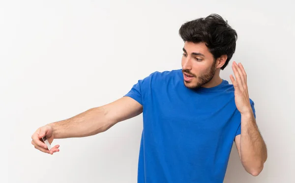 Hombre Guapo Sosteniendo Una Tarjeta Crédito — Foto de Stock