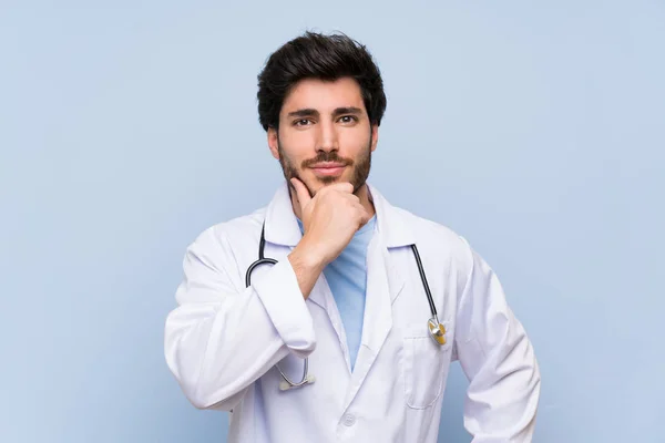 Yakışıklı Genç Doktor Adam Gülüyor — Stok fotoğraf