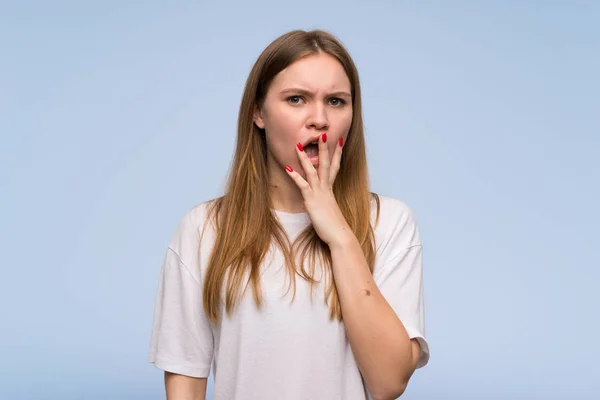 Jonge Vrouw Blauwe Muur Verrast Geschokt Terwijl Het Juiste Zoeken — Stockfoto