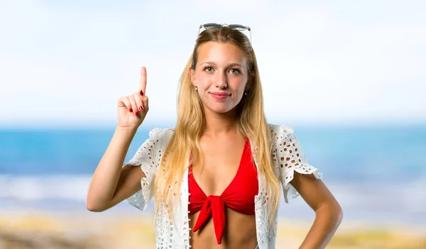 Chica Rubia Vacaciones Verano Mostrando Levantando Dedo Señal Mejor Playa — Foto de Stock