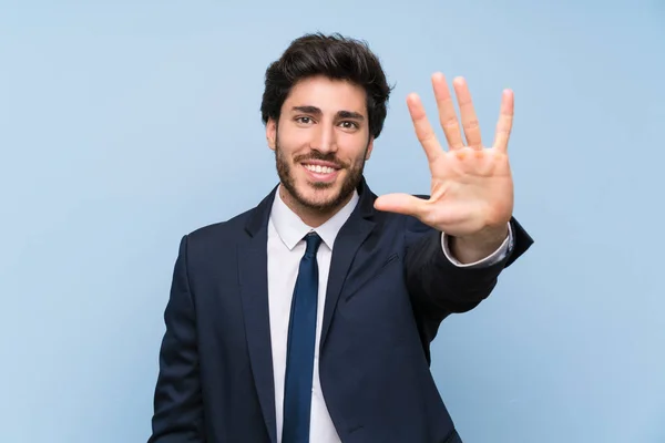 Empresário Sobre Parede Azul Isolada Contando Cinco Com Dedos — Fotografia de Stock