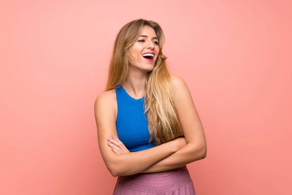 Jovem Mulher Loira Sobre Isolado Fundo Rosa Feliz Sorridente — Fotografia de Stock