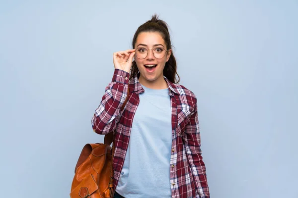 Adolescent Étudiant Fille Sur Isolé Bleu Mur Avec Lunettes Surpris — Photo