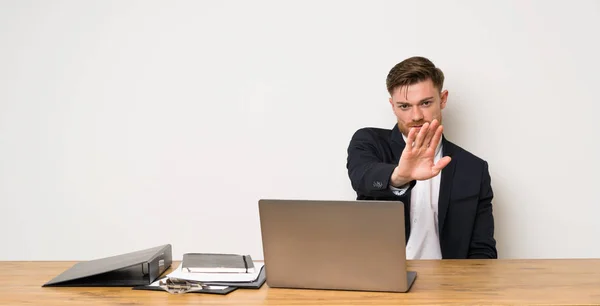 Empresario Una Oficina Haciendo Gesto Stop — Foto de Stock