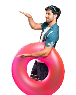 İzole beyaz arka plan üzerine bir reklam eklemek için copyspace tutan gövdelerde adam