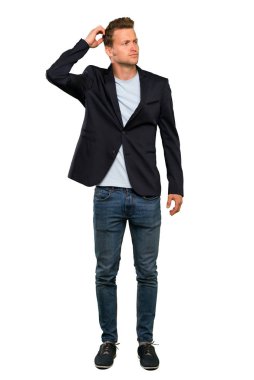 Sarışın yakışıklı adam başını çizerken şüpheleri olan