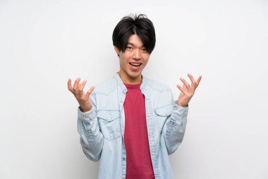 Izole beyaz arka plan üzerinde Asyalı adam çok gülümsüyor