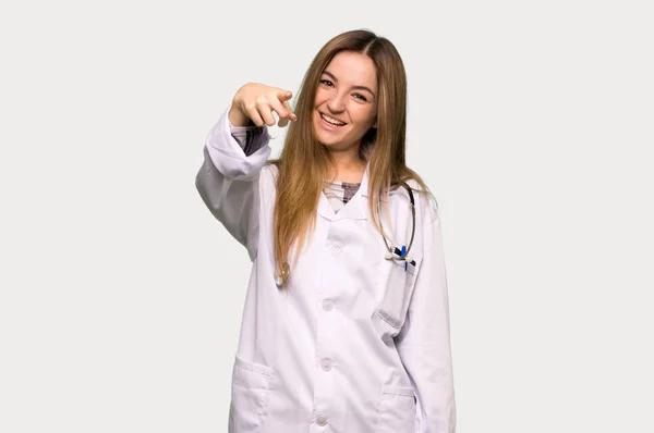 Ung Läkare Kvinna Frustrerad Dålig Situation Och Pekar Framsidan Isolerad — Stockfoto
