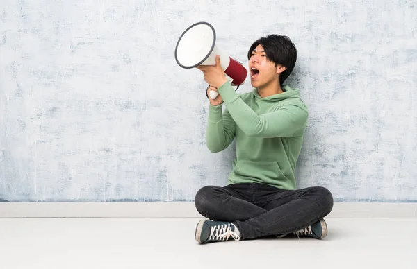 Aziatische Man Zittend Vloer Schreeuwen Door Een Megafone — Stockfoto