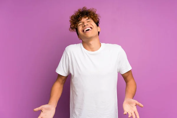 Joven Afroamericano Hombre Sobre Aislado Púrpura Pared Sonriendo — Foto de Stock