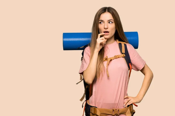 Ung Backpacker Kvinna Som Tvivlar Medan Tittar Upp Isolerad Gul — Stockfoto