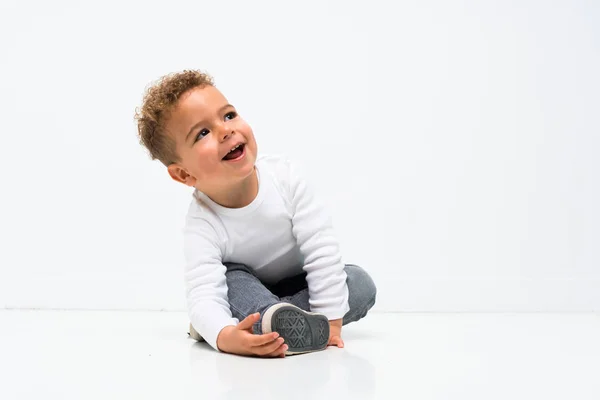 Niño Feliz Sobre Fondo Blanco Aislado — Foto de Stock