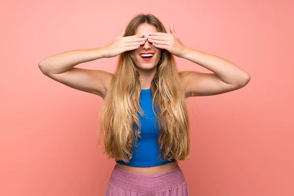 Jovem Mulher Loira Sobre Isolado Fundo Rosa Cobrindo Olhos Por — Fotografia de Stock