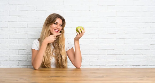 Jovem Loira Feliz Com Uma Maçã — Fotografia de Stock