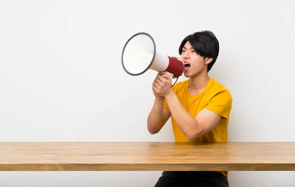 Aziatische Man Met Geel Shirt Schreeuwen Door Een Megafone — Stockfoto