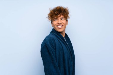 Pijamalı genç afro-amerikan adam gülüyor