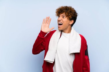 Genç spor afro-amerikan adam ağzı tamamen açık bağırıyor