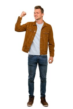 Sarışın yakışıklı adam güçlü jest yapıyor