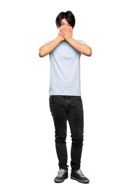 Izole beyaz arka plan üzerinde elleri ile ağız kapsayan mavi gömlek ile Asyalı bir adam tam uzunlukta bir çekim