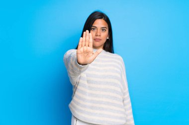 Süveterli genç Kolombiyalı kız yanlış düşünen bir durumu inkar etmekten vazgeçiyor.