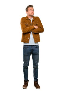 Sarışın yakışıklı adam omuzlarını kaldırırken şüphe jest yapma