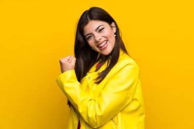 Genç kız bir zaferini kutluyor sarı duvarın üzerinden