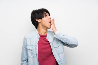 Izole beyaz arka plan esneme ve el ile geniş açık ağız kapsayan Asyalı adam