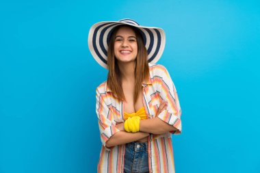 Yaz tatilinde bikinili genç bir kadın kollarını ön cephede kavuşturuyor.