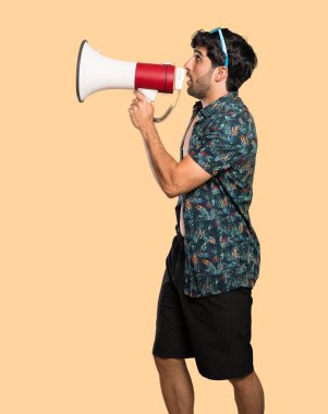 Gövdeli adam izole sarı arka plan üzerinde bir megafon ile bağırıyor