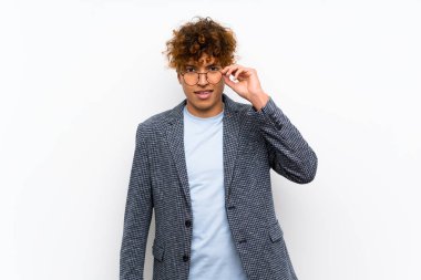 Gözlüklü izole beyaz duvar üzerinde Moda afro-amerikan adam ve şaşırttı